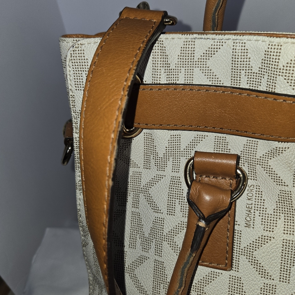 Michael Kors Hamilton Signature Crean And Tan Tote with Dustbag -… - Picture 13 of 14